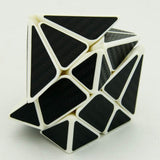 Cube noir asymétrique